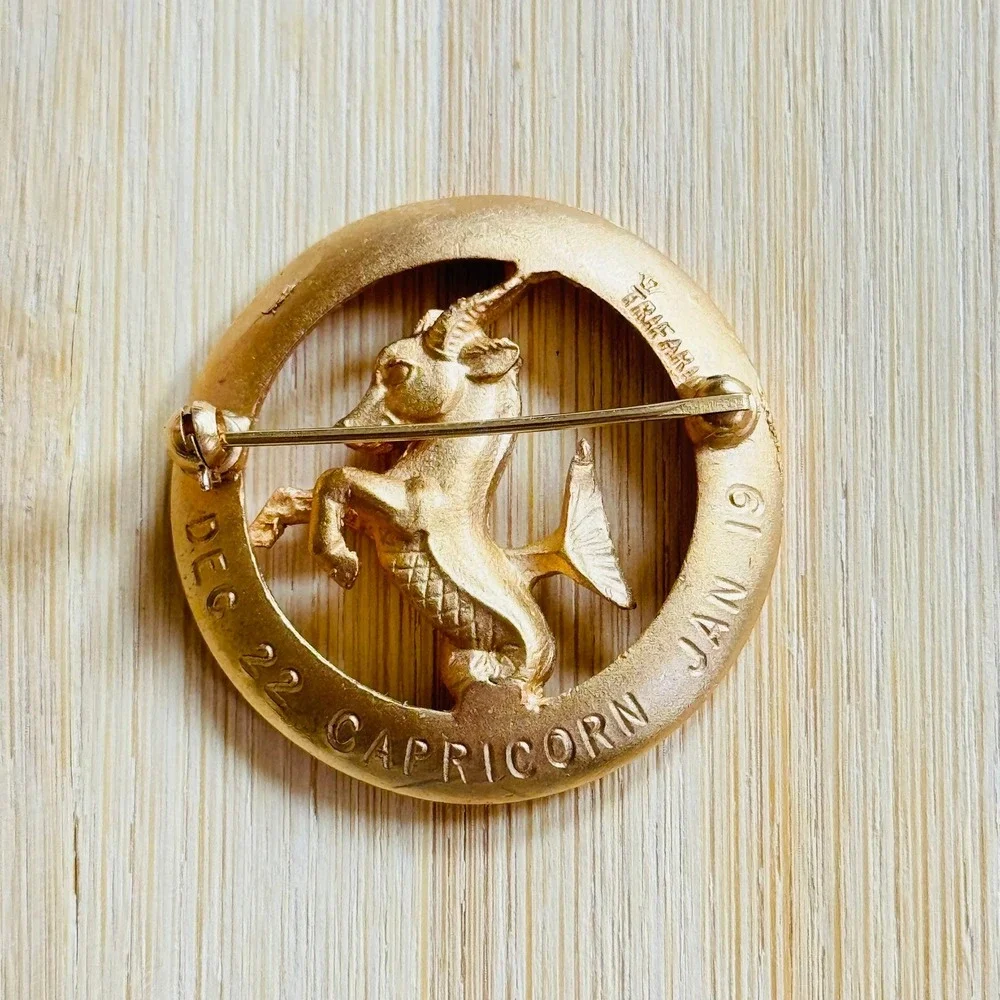 Crown Trifari VTG Capricorn Ram Zodiac Pin Brooch Signed estate Gold‎ Retro 60s